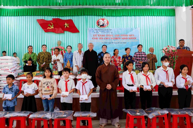 Tặng quà đến người nghèo và học sinh hiếu học