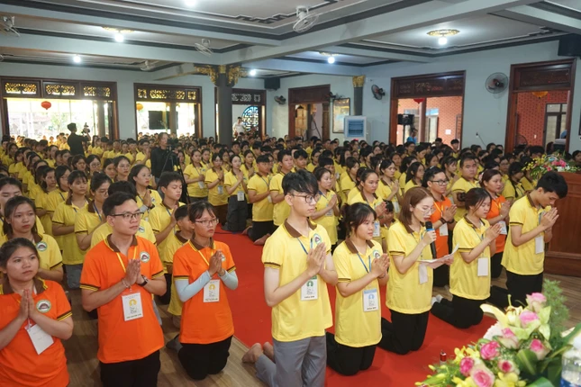 Đại diện các em khóa sinh dâng lời phát nguyện tại khóa tu