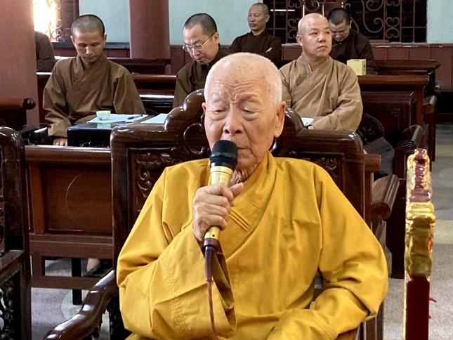 Trưởng lão Hòa thượng Thích Thanh Dục ban đạo từ