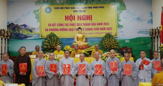 Trao quyết định chuẩn y nhân sự đến các ban trực thuộc