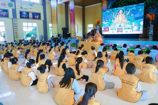 Đại đức Thích Tuệ Minh chia sẻ ý nghĩa của việc quy y Tam bảo và trì giữ năm giới của người Phật tử tại gia