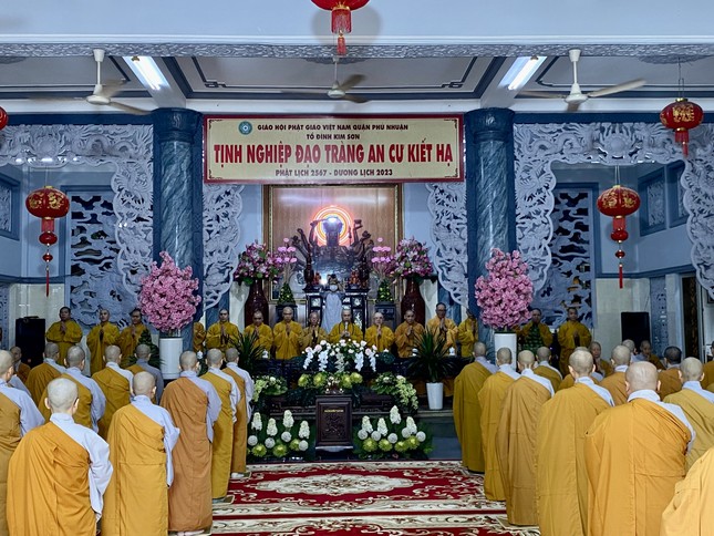 Niệm Phật cầu gia hộ tại hạ trường chùa Kim Sơn