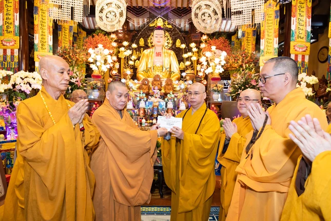 Thượng tọa Thích Minh Nhựt trao tịnh tài cúng dường đến Ban Chức sự hạ trường chùa Đại Giác