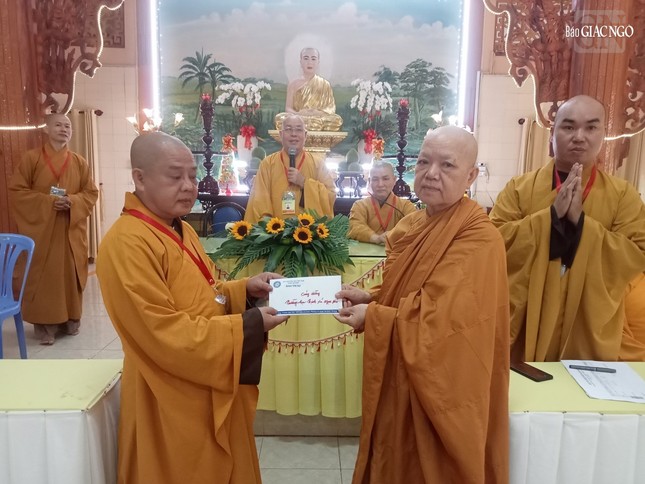 Thượng tọa Thích Từ Trí, Phó Thường trực Ban Trị sự GHPGVN Q.Tân Bình thay mặt đoàn trao tịnh tài cúng dường trường hạ đến Ni trưởng Thích nữ Tuyết Liên Thượng tọa Thích Từ Trí, Phó Thường trực Ban Trị sự GHPGVN Q.Tân Bình thay mặt đoàn trao tịnh tài cúng dường trường hạ đến Ni trưởng Thích nữ Tuyết Liên