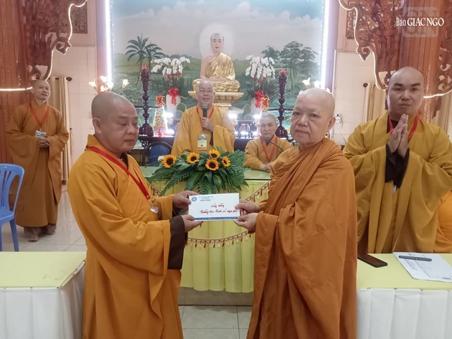 Thượng tọa Thích Từ Trí, Phó Thường trực Ban Trị sự GHPGVN Q.Tân Bình thay mặt đoàn trao tịnh tài cúng dường trường hạ đến Ni trưởng Thích nữ Tuyết Liên