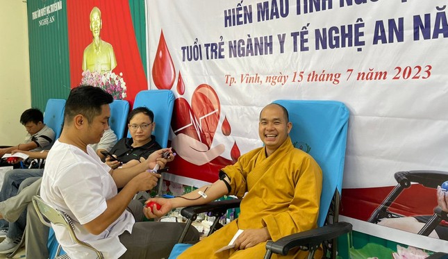 Đại đức Thích Đồng Tuệ tham gia hiến máu nhân đạo