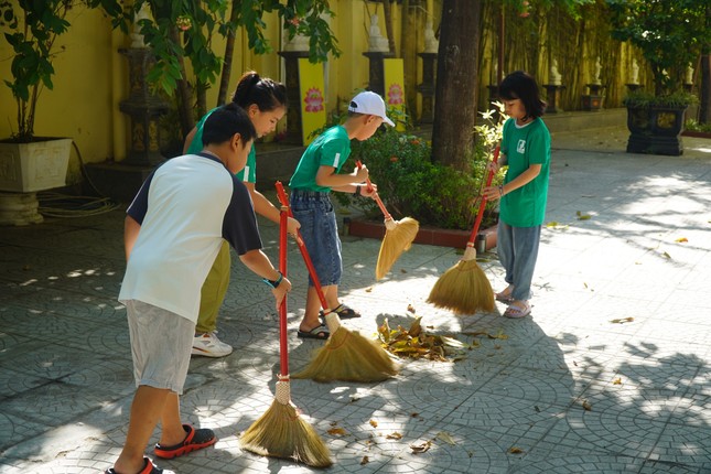 Các em thực tập công quả, quét dọn sân chùa Các em thực tập công quả, quét dọn sân chùa