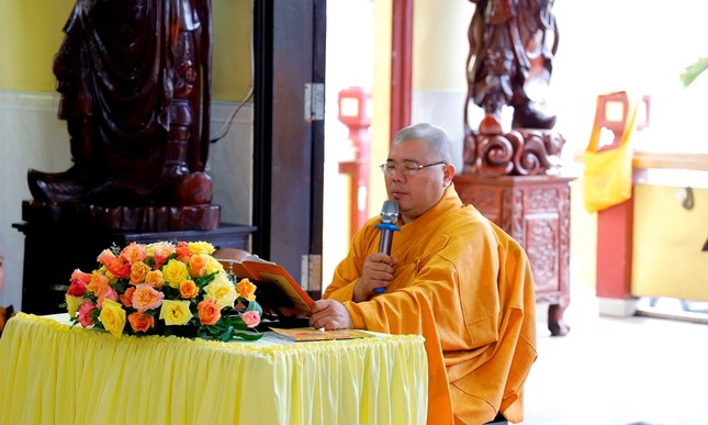 Đại đức Thích Bửu Đăng trùng tuyên giới Tỳ-kheo và Bồ-tát đến đại chúng