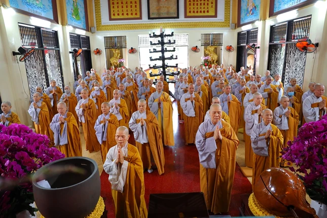 Chư hành giả Ni cử hành lễ Bố-tát tại hạ trường chùa Dược Sư