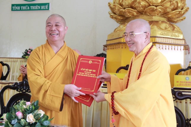 Hòa thượng Thích Thọ Lạc cùng Hòa thượng Thích Khế Chơn ký kết bản ghi nhớ hợp tác giữa Ban Văn hóa T.Ư và Ban Trị sự Phật giáo tỉnh Thừa Thiên Huế Hòa thượng Thích Thọ Lạc cùng Hòa thượng Thích Khế Chơn ký kết bản ghi nhớ hợp tác giữa Ban Văn hóa T.Ư và Ban Trị sự Phật giáo tỉnh Thừa Thiên Huế