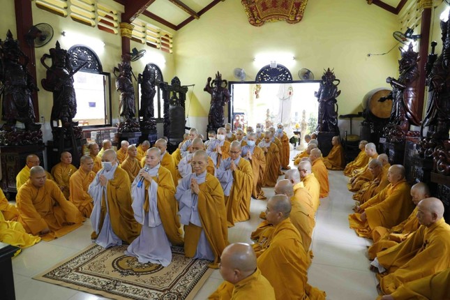 Đại diện chư Ni cầu thỉnh giáo giới