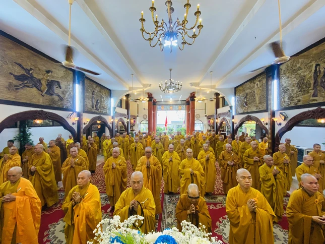 Đại chúng thành kính đảnh lễ Tam bảo Đại chúng thành kính đảnh lễ Tam bảo