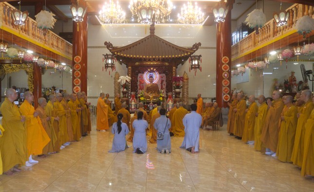 Đoàn tác bạch cúng dường tại trường hạ chùa Quan Âm