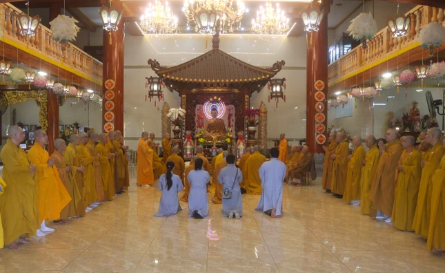 Đoàn tác bạch cúng dường tại trường hạ chùa Quan Âm