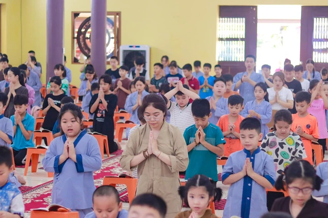 Em lễ Phật, tụng kinh