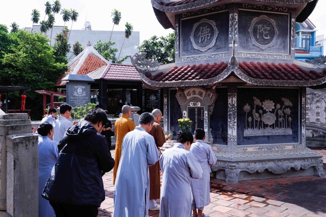 Dâng hương, đảnh lễ tại bảo tháp cố Hòa thượng Thích Tâm Khai ở chùa Tân Hòa (Bình Dương)