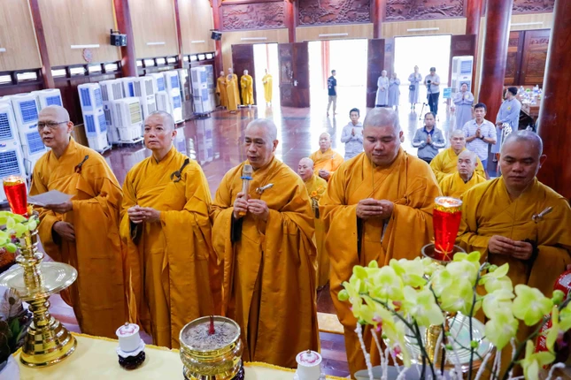 Chư tôn đức Thường trực Ban Trị sự GHPGVN Q.Bình Thạnh thắp hương tưởng niệm Chư tôn đức Thường trực Ban Trị sự GHPGVN Q.Bình Thạnh thắp hương tưởng niệm