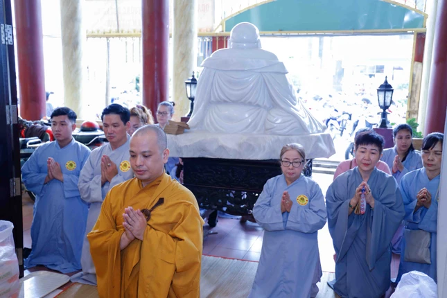 Đại đức Thích Nguyên Bình tác bạch cúng dường trai Tăng Đại đức Thích Nguyên Bình tác bạch cúng dường trai Tăng