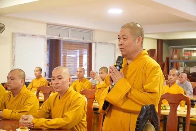 Hòa thượng Thích Thọ Lạc, Phó Trưởng ban Thường trực Ban Trị sự GHPGVN tỉnh Nghệ An phát biểu chào mừng, chia sẻ các thành tựu Phật sự của tỉnh Nghệ An