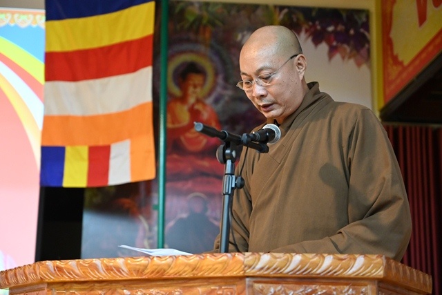 Thượng tọa Thích Tục Minh đọc dự thảo báo cáo sơ kết công tác Phật sự 6 tháng đầu năm