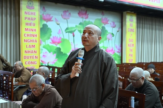 Chư Tăng phát biểu đóng góp ý kiến