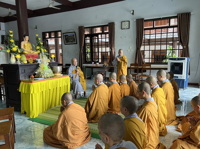 Ni trưởng Thích nữ Giải Thiện sách tấn chư hành giả