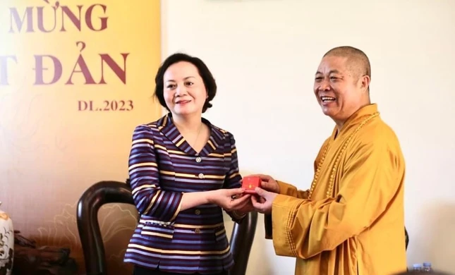 Hòa thượng Thích Thọ Lạc trao quà lưu niệm đến Bộ trưởng Bộ Nội vụ Phạm Thị Thanh Trà