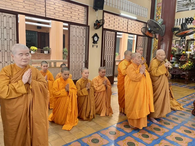 Ni trưởng Thích nữ Chiêu Liên, Phó banThường trực Hội đồng Giáo phẩm Ni giới hệ phái Khất sĩ đại diện Ban Chức sự hạ trường tịnh xá Ngọc Phương tri ân phái đoàn