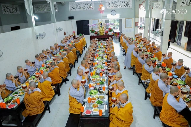 Nghi thức cử bát cúng dường. Quá đường là một sinh hoạt khá đặc biệt trong đời sống Tăng đoàn, là một nét đẹp của thiền môn