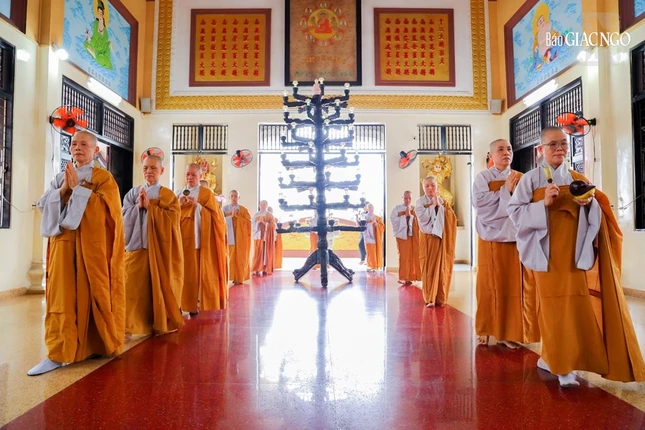 Sau thời quá đường là thời kinh hành, niệm Phật mỗi ngày tại trường hạ