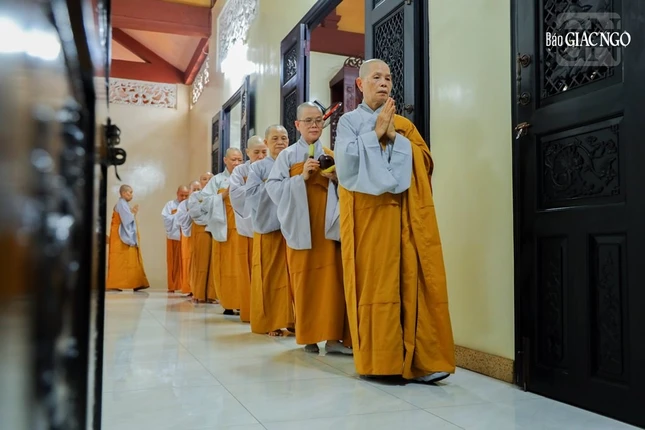 Ni trưởng Thiền chủ trường hạ tuổi ngoài 70 luôn có mặt trong các thời khóa tu tập, làm điểm tựa tâm linh để Ni chúng tinh tấn hơn trong suốt mùa an cư