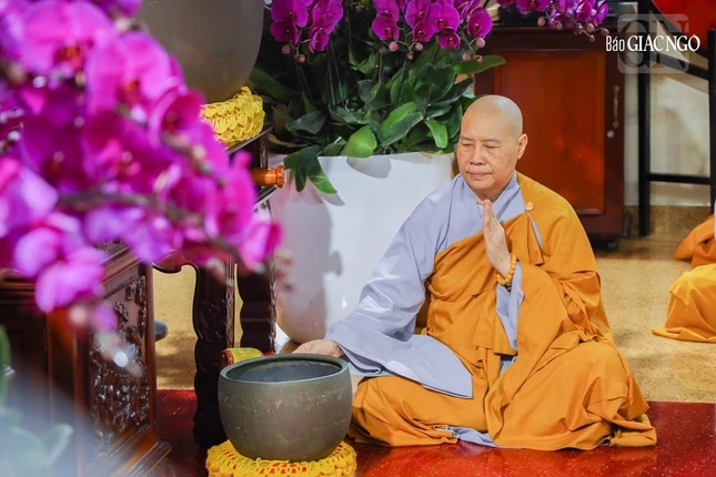 Ni trưởng Thích nữ Như Trí, Phó Thiền chủ, trụ trì chùa Dược Sư thỉnh chuông trong thời khóa trì chú