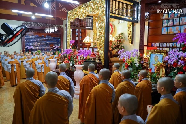 Đảnh lễ chư vị Tổ sư trước khi bắt đầu các thời khóa tụng niệm