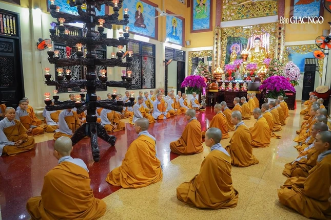 Đại chúng nhiếp tâm tụng chú Lăng Nghiêm trong thời công phu khuya