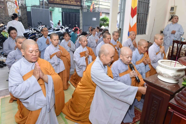 . Ni sư Thích nữ Diệu Đức dâng lời tác bạch . Ni sư Thích nữ Diệu Đức dâng lời tác bạch