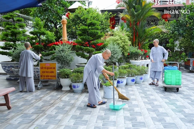 Cùng nhau chấp tác buổi sáng, dọn dẹp vườn chùa