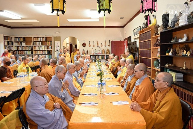 Hòa thượng viện chủ chùa Phổ Từ tác bạch thỉnh chư tôn đức Tăng Ni