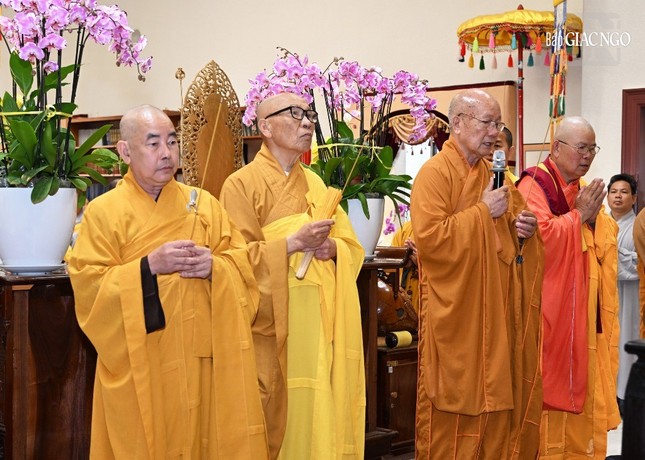 Chư tôn đức niêm hương bạch Phật