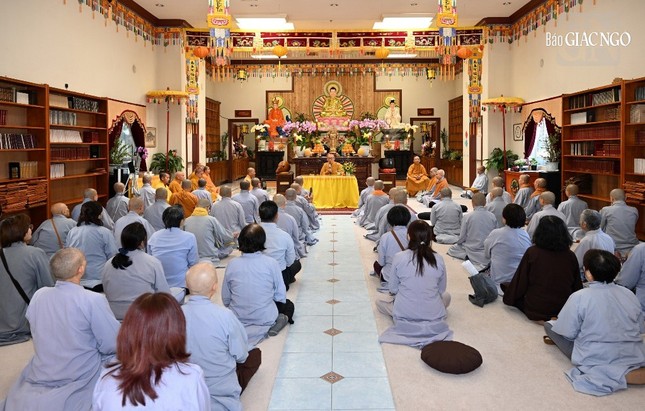 Đại chúng lắng nghe pháp thoại