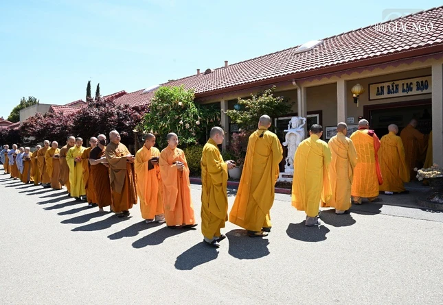 Chư tôn đức trì bình khất thực