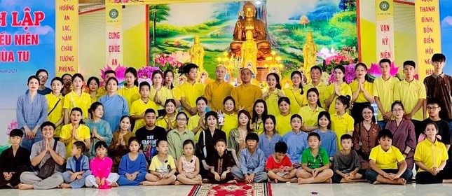 Các thành viên Câu lạc bộ Thanh niên Phật tử Sen Vàng chụp ảnh lưu niệm