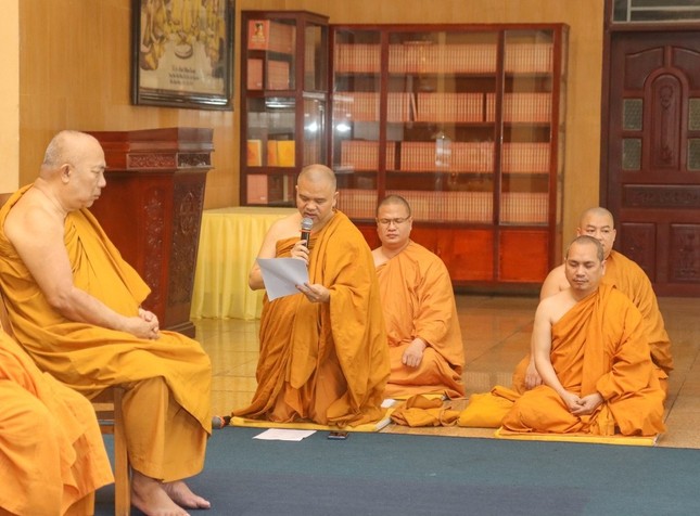 Thượng tọa Thích Giác Hoàng đọc nội quy, thời khóa của khóa tu