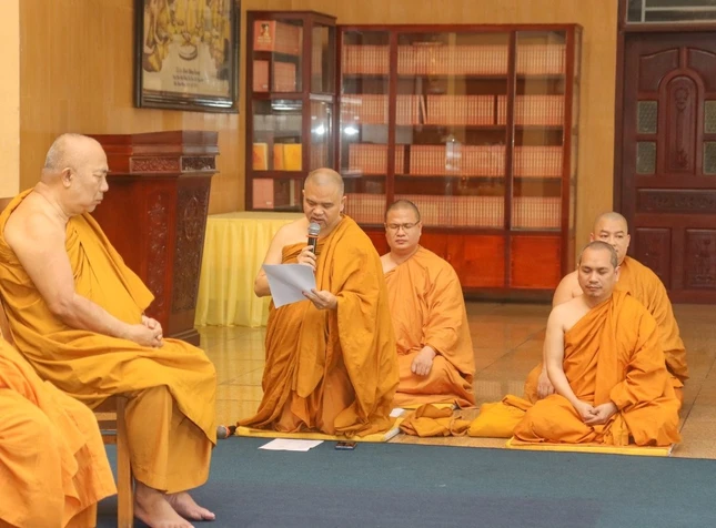 Thượng tọa Thích Giác Hoàng đọc nội quy, thời khóa của khóa tu