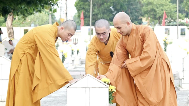 Tăng sinh học viện thể hiện tinh thần "uống nước nhớ nguồn"