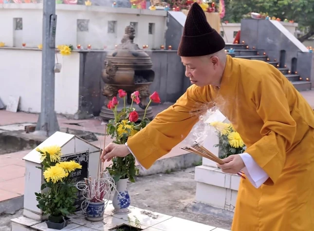 Hòa thượng Thích Thanh Quyết thắp hương trên mộ phần các liệt sĩ