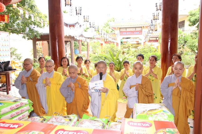 Sư cô Thích nữ Minh Hiền đại diện đoàn tác bạch cúng dường