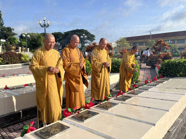 Chư tôn đức thắp hương tại các mộ phần anh hùng liệt sĩ