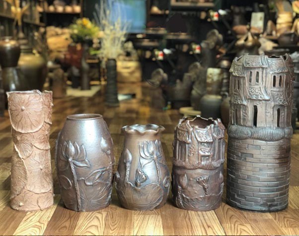 Sản phẩm gốm mỹ nghệ có khắc hình hoa sen