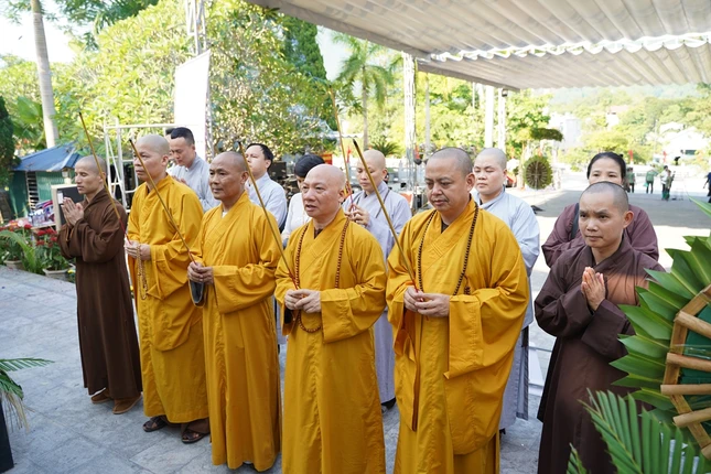 Dâng hương tưởng niệm