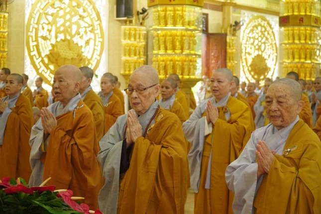 Chư tôn đức niêm hương, đảnh lễ Tam bảo